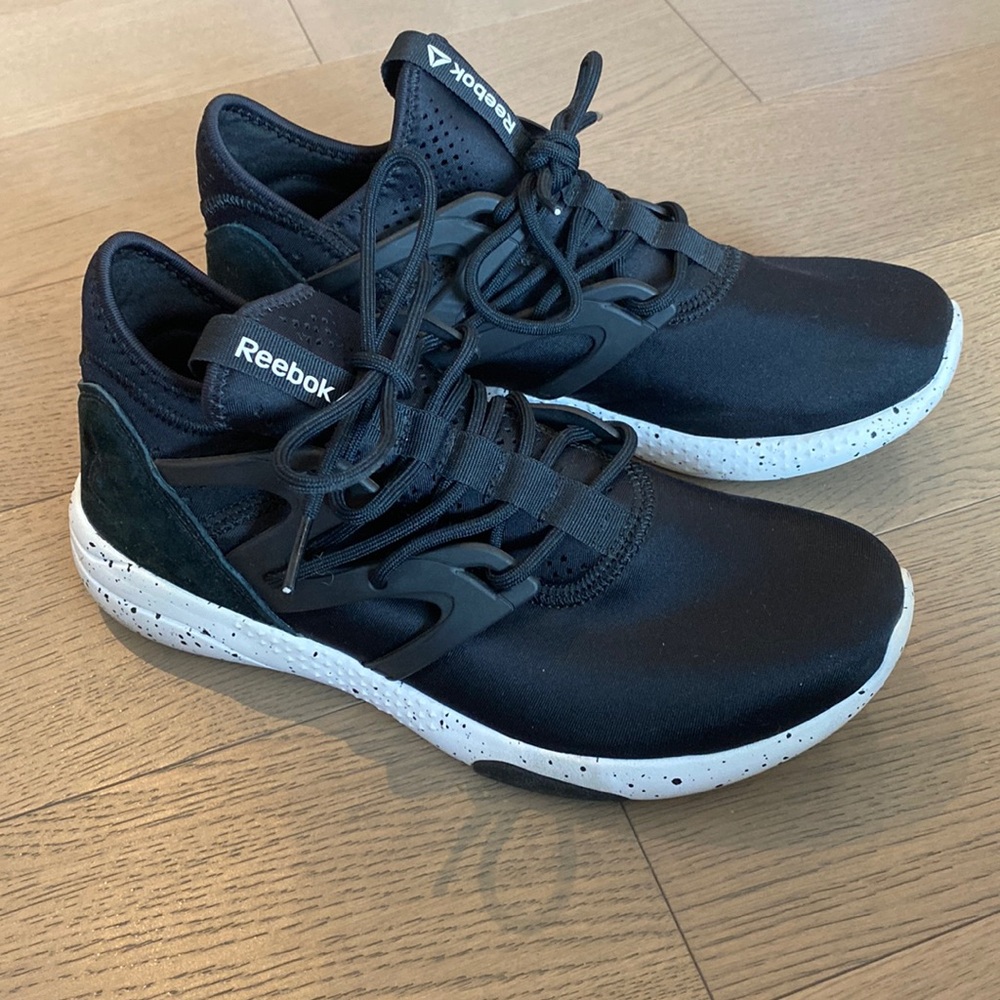 Women’s Reebok Sneakers Black and white— barely worn!